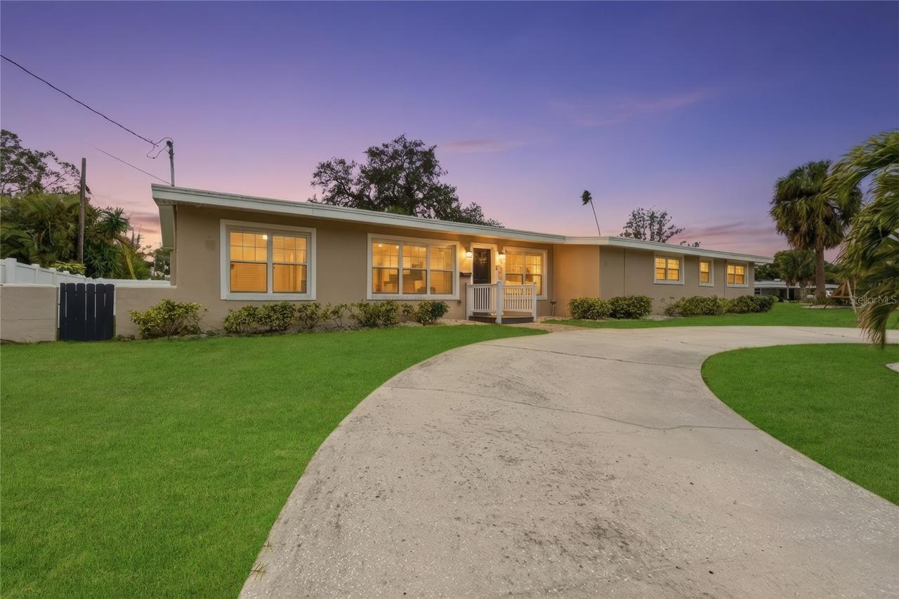 327 Sunny Ln., Belleair, FL 33756