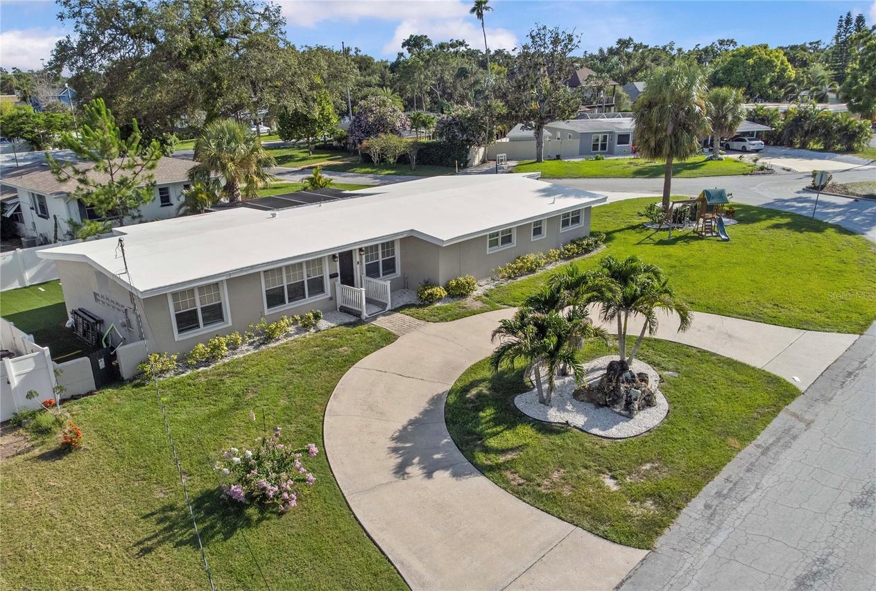 327 Sunny Ln., Belleair, FL 33756