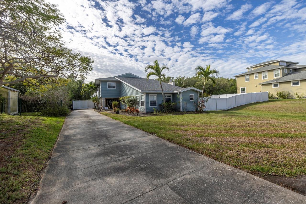 734 Weedon Dr., St Petersburg, FL 33702