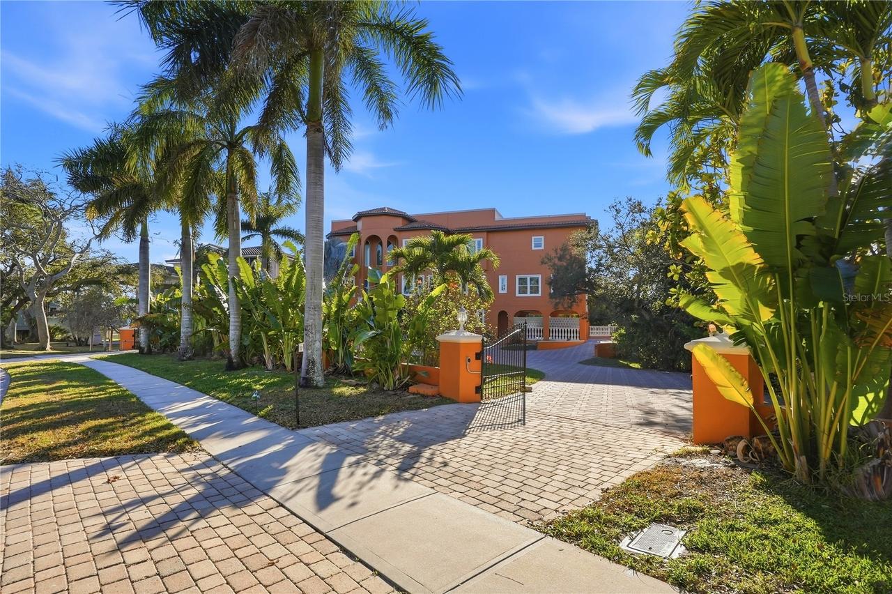 9017 Baywood Park Dr., Seminole, FL 33777