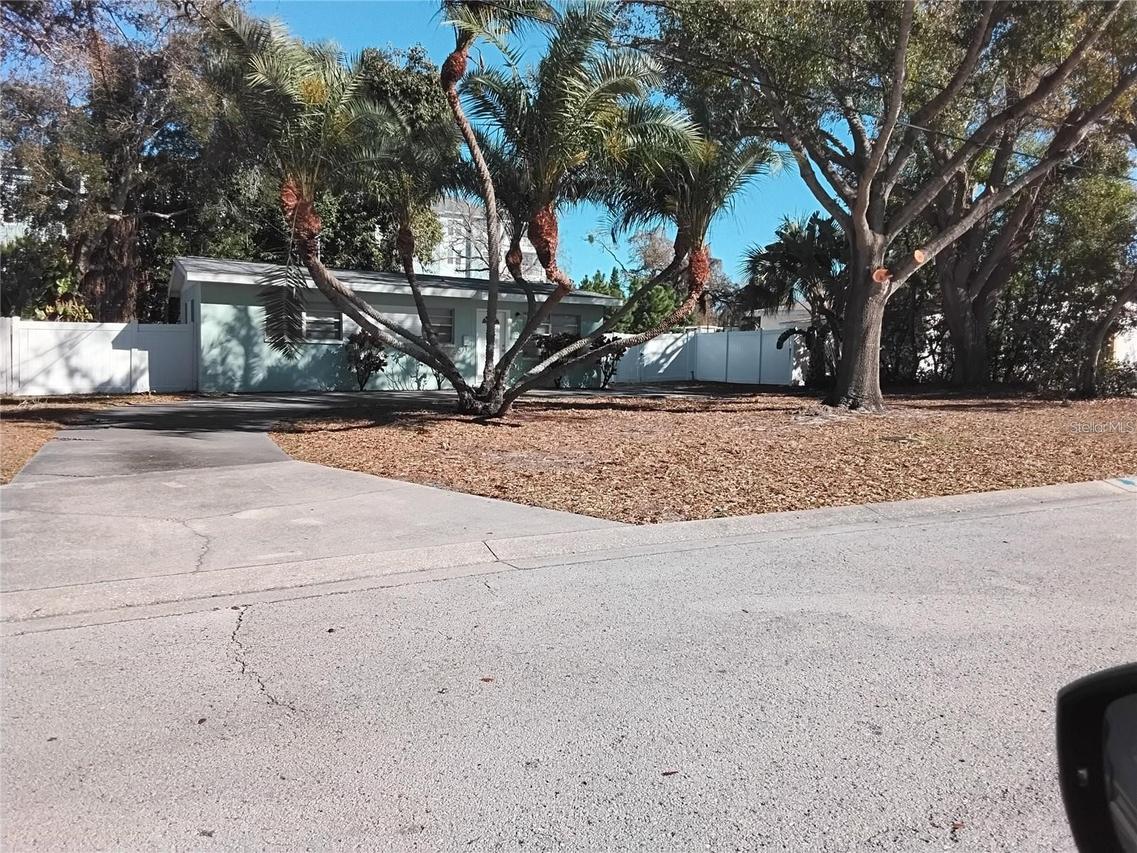 327 Barbara Cir., Belleair, FL 33756