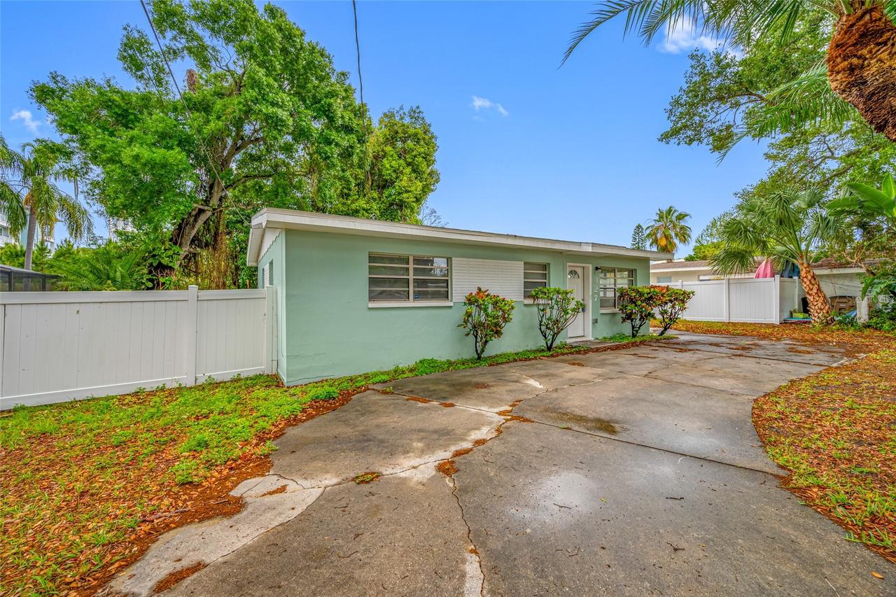 327 Barbara Cir., Belleair, FL 33756