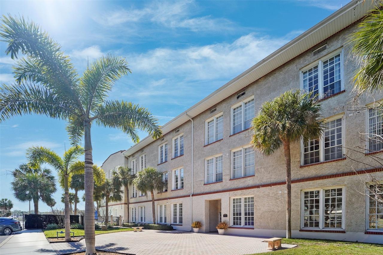 701 Mirror Lake Dr. #120, St Petersburg, FL 33701