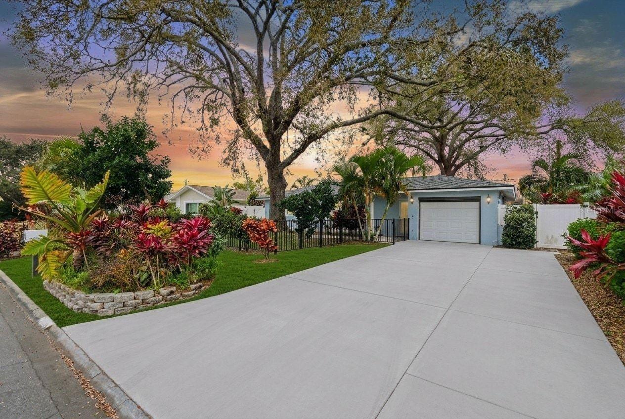 8958 110th St., Seminole, FL 33772