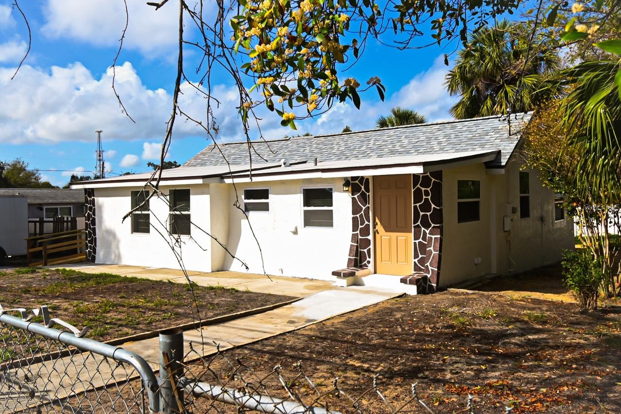 426 S Disston Ave., Tarpon Springs, FL 34689