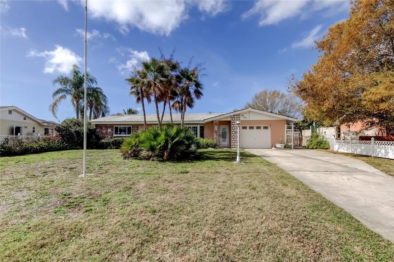 8586 Forsyth Dr., Seminole, FL 33772