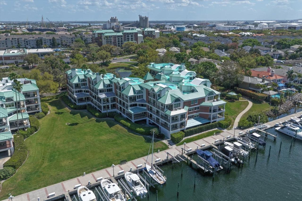 947 Seddon Cove Way, Tampa, FL 33602