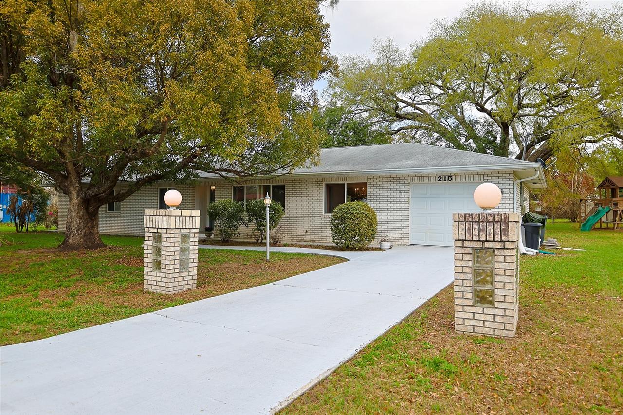 215 Morningside Dr., Valrico, FL 33594