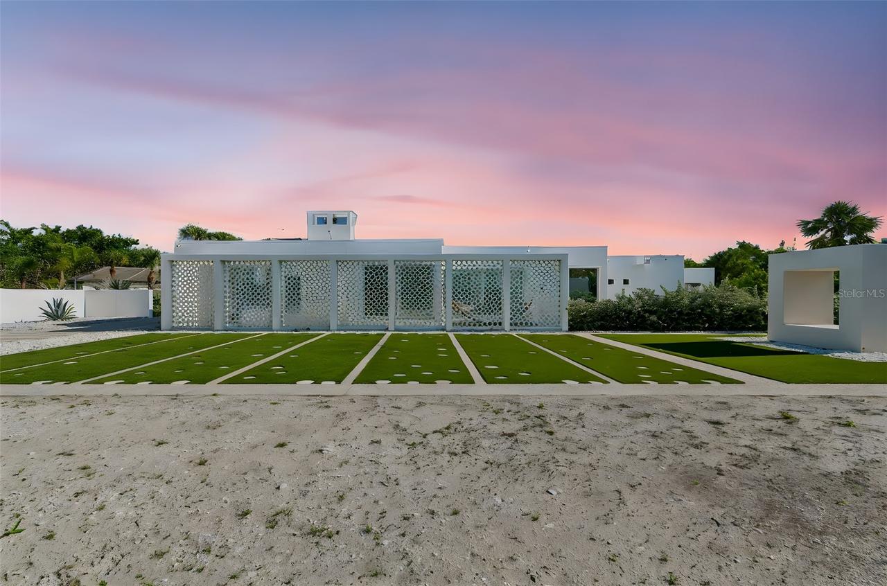 7647 Sanderling Rd., Sarasota, FL 34242