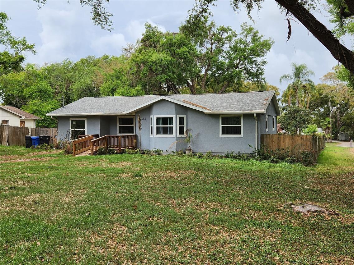 1926 Meadowridge Dr., Valrico, FL 33596