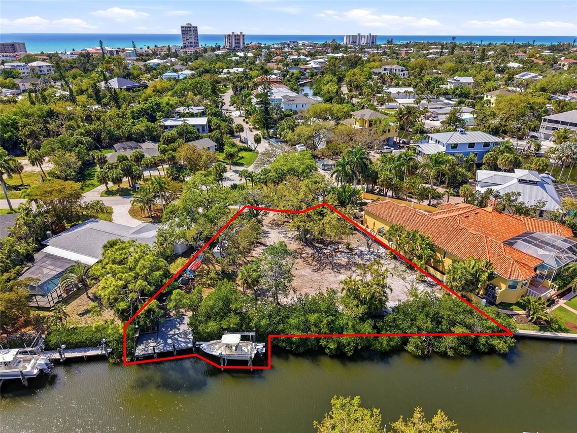 114 Island Cir., Siesta Key, FL 34242