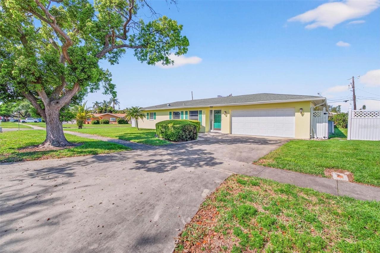 10100 Commodore Dr., Seminole, FL 33776