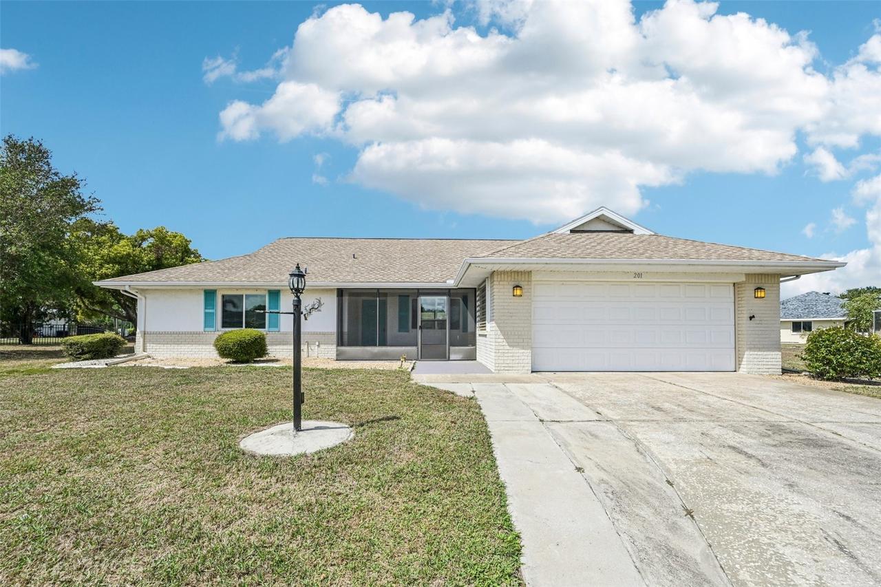 201 Stonehouse Ct., Sun City Center, FL 33573