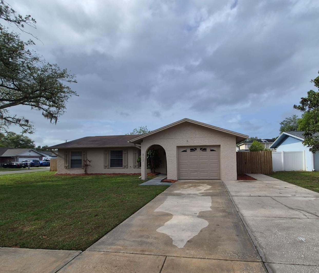 813 Senate Ct., Tampa, FL 33613
