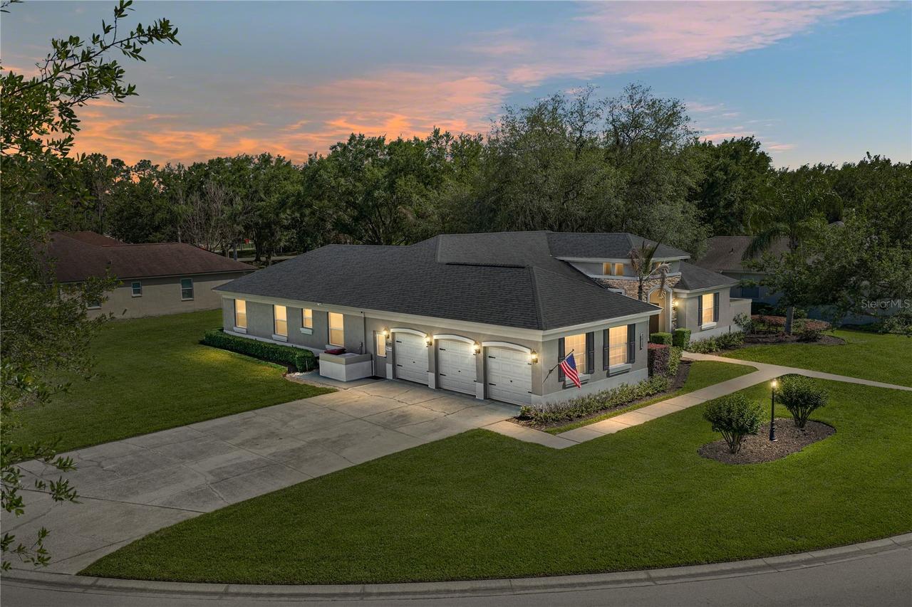 3013 Sutton Woods Dr., Plant City, FL 33566