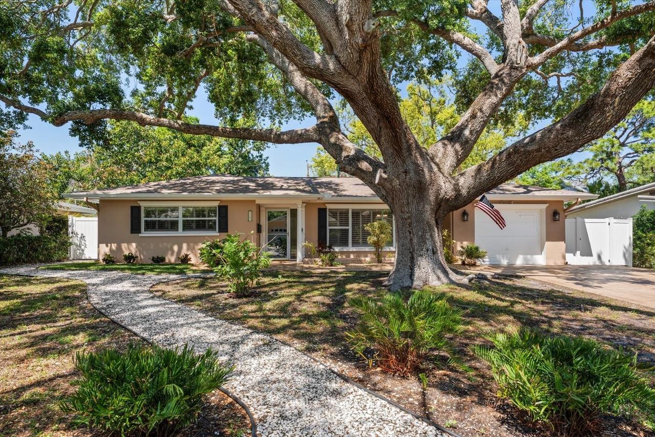 1702 Meredith Ln., Belleair, FL 33756