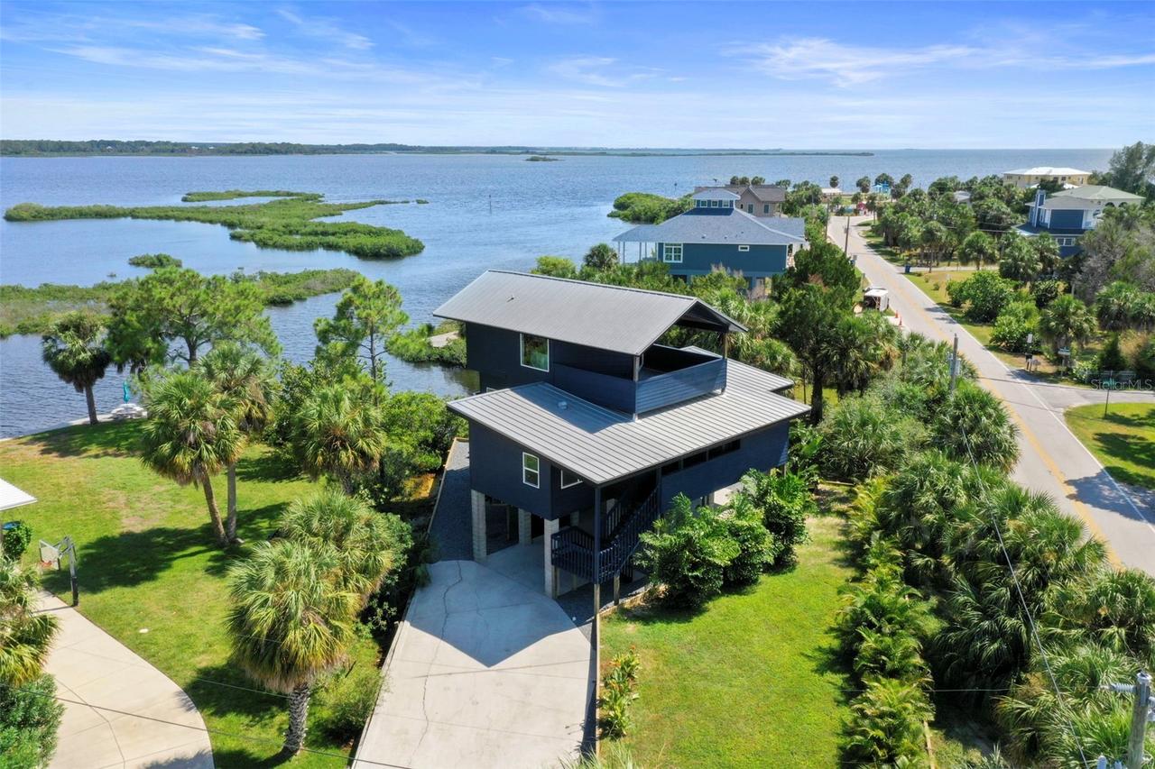 10701 Pine Island Dr., Weeki Wachee, FL 34607