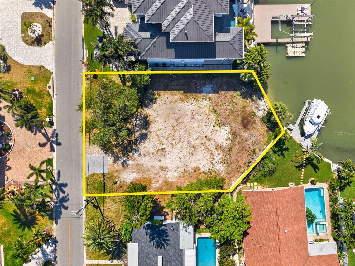 909 Oakwood Dr., Largo, FL 33770