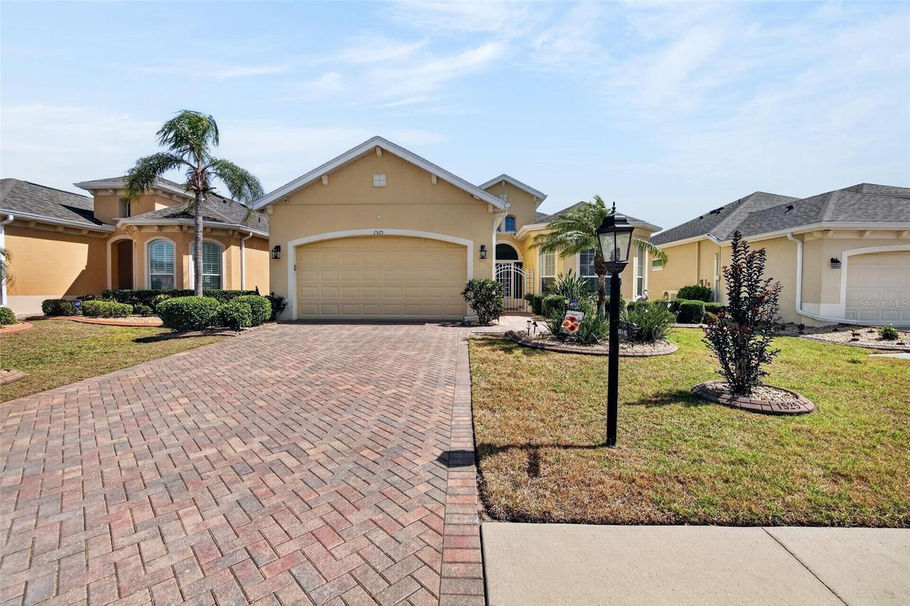 1525 Emerald Dunes Dr., Sun City Center, FL 33573