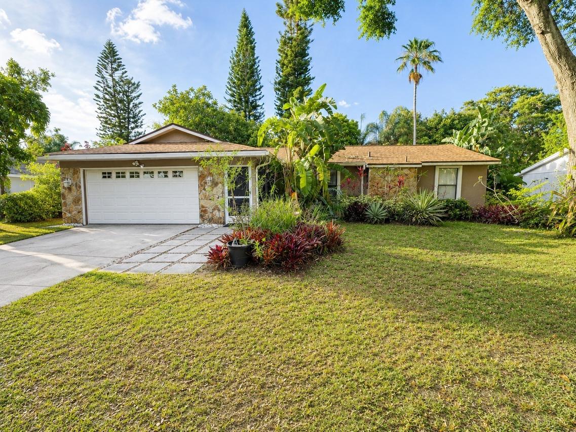 1671 Castlewood Ln., Palm Harbor, FL 34683