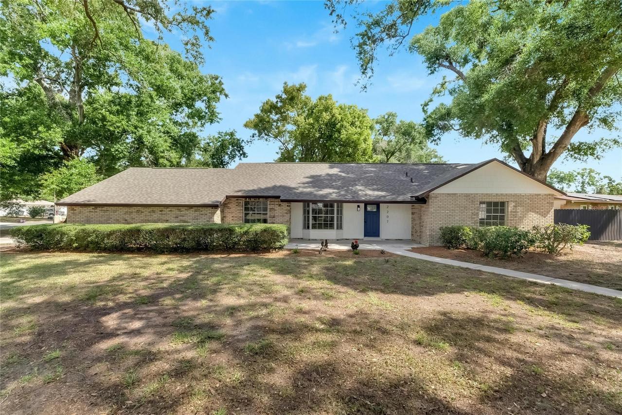2207 Parkwood Dr., Valrico, FL 33594