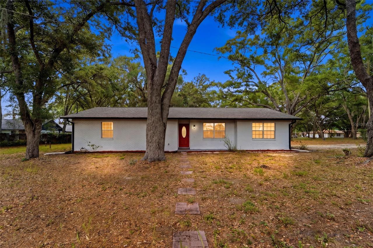 1918 Sydney Rd., Valrico, FL 33594