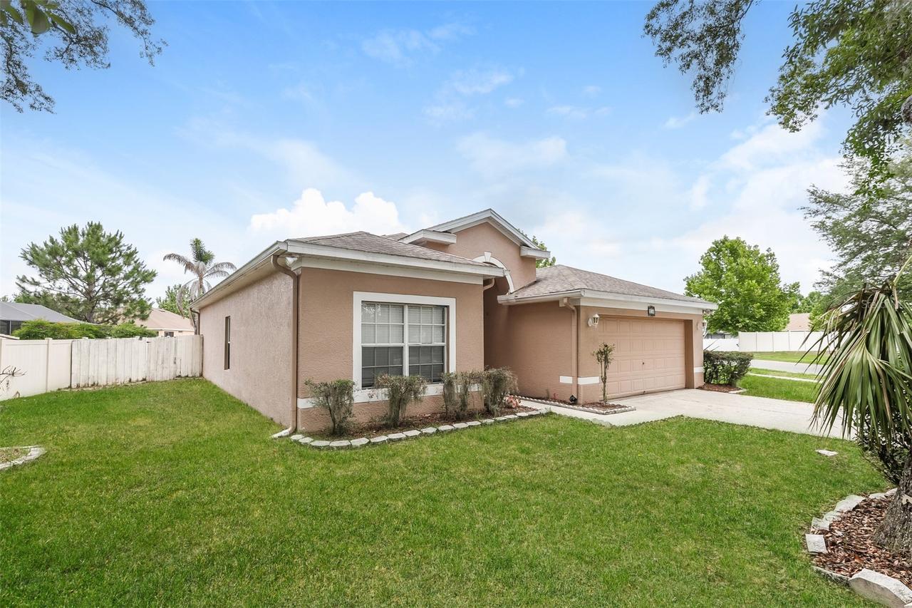 814 Coade Stone Dr., Seffner, FL 33584