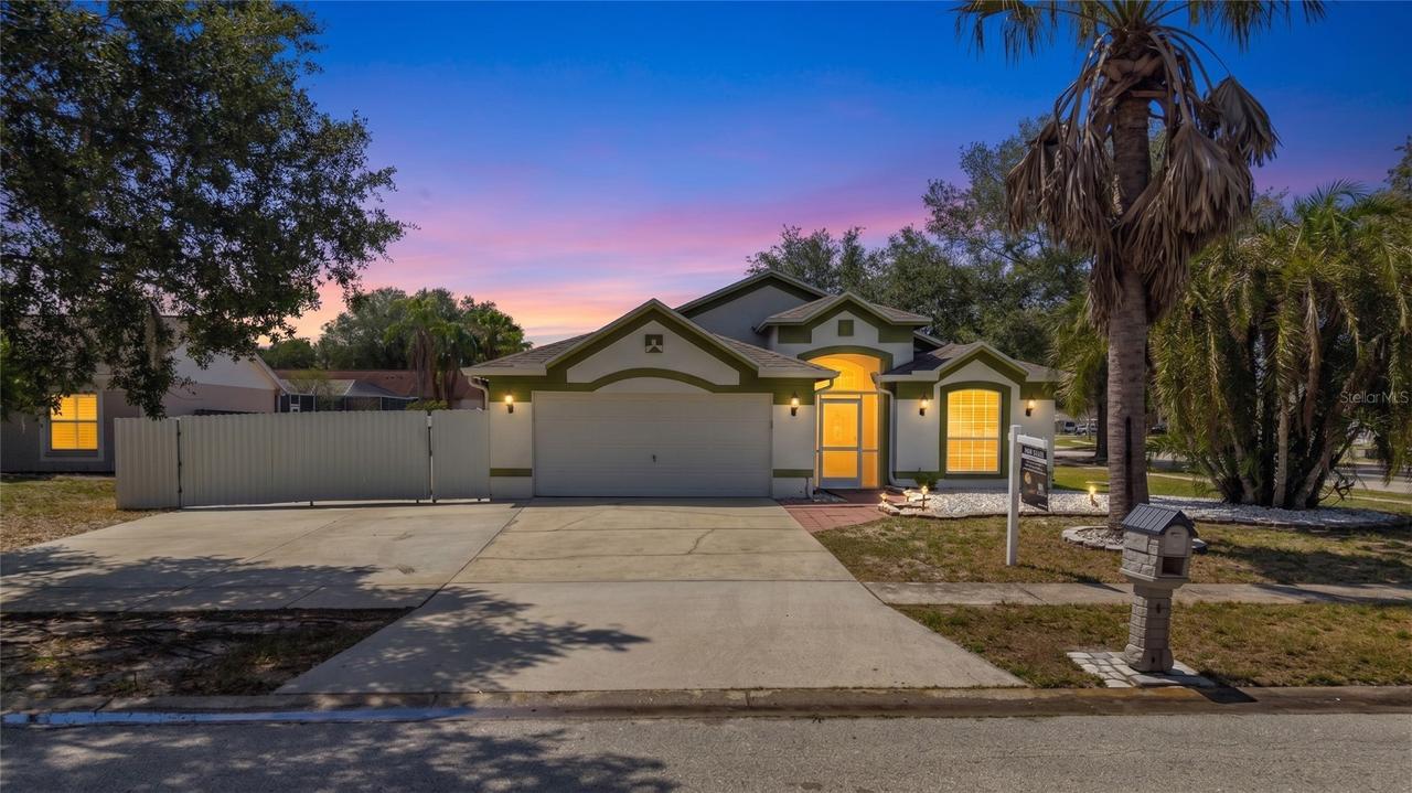 10536 Salisbury St., Riverview, FL 33569