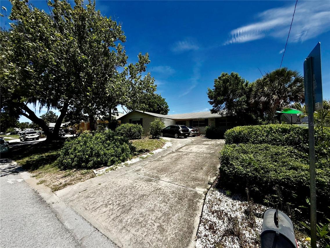 1004 Connecticut Rd., Tarpon Springs, FL 34689