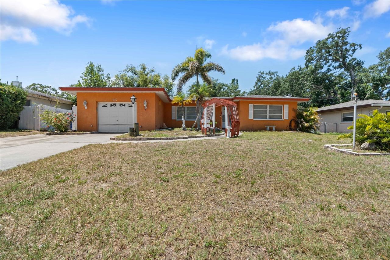 927 Parkwood Dr., Dunedin, FL 34698