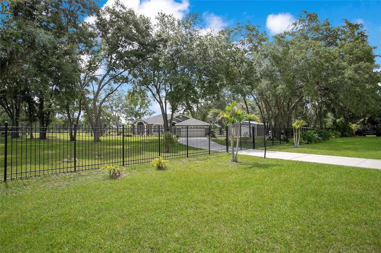 19616 Livingston Ave., Lutz, FL 33559