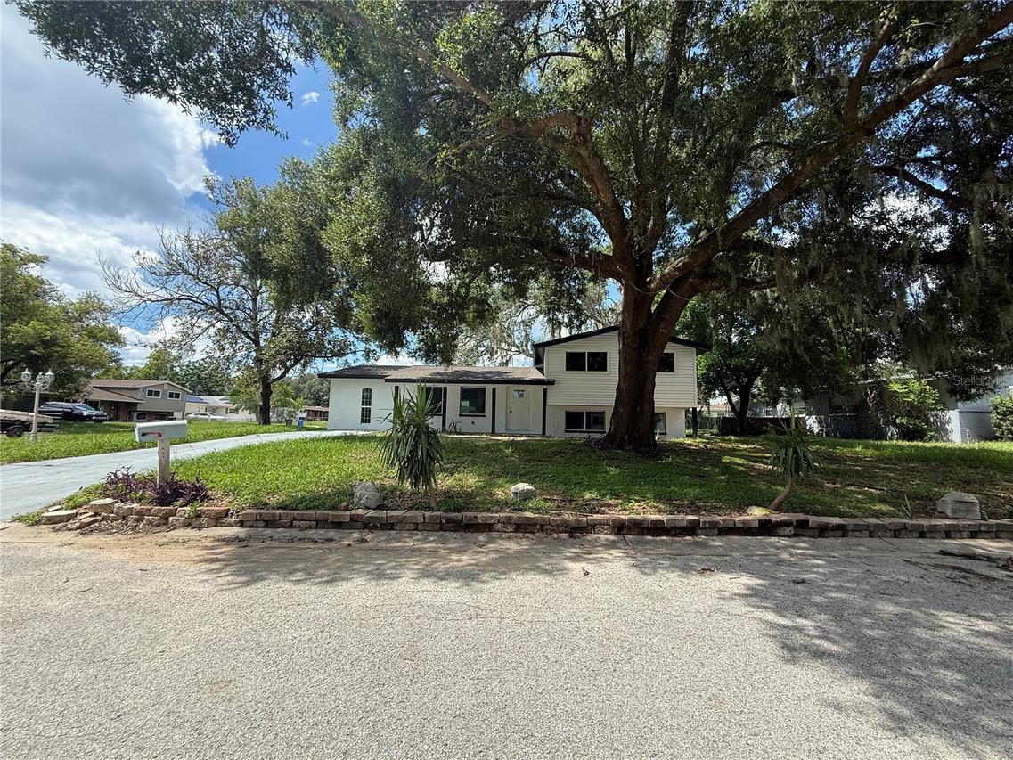402 Blueberry Ln., Brandon, FL 33510