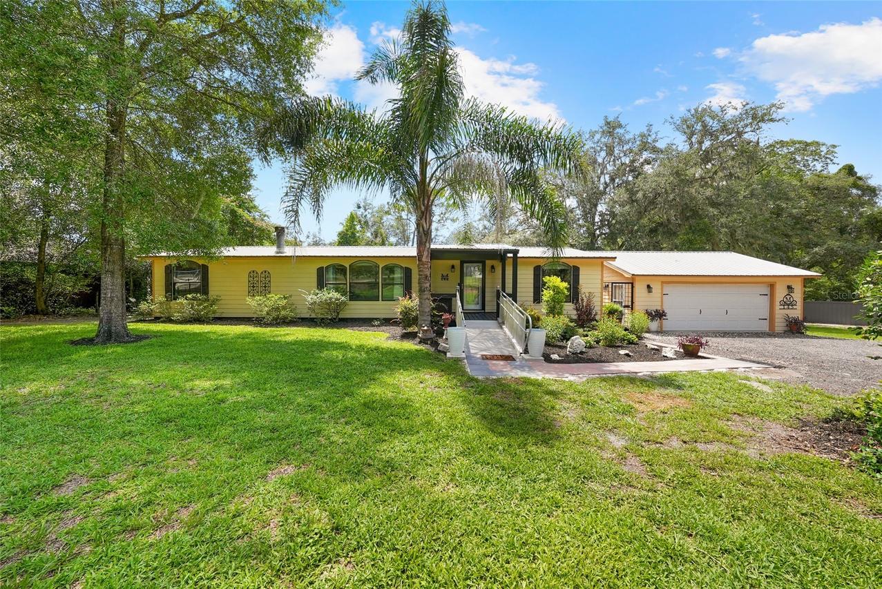 145 Crystal Lake Dr., Melrose, FL 32666