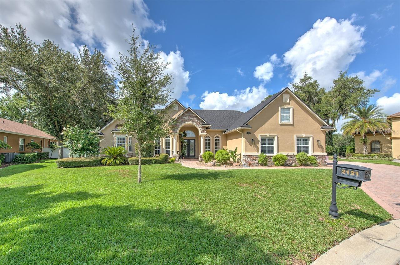 2121 Southern Oaks Ln., Lakeland, FL 33813