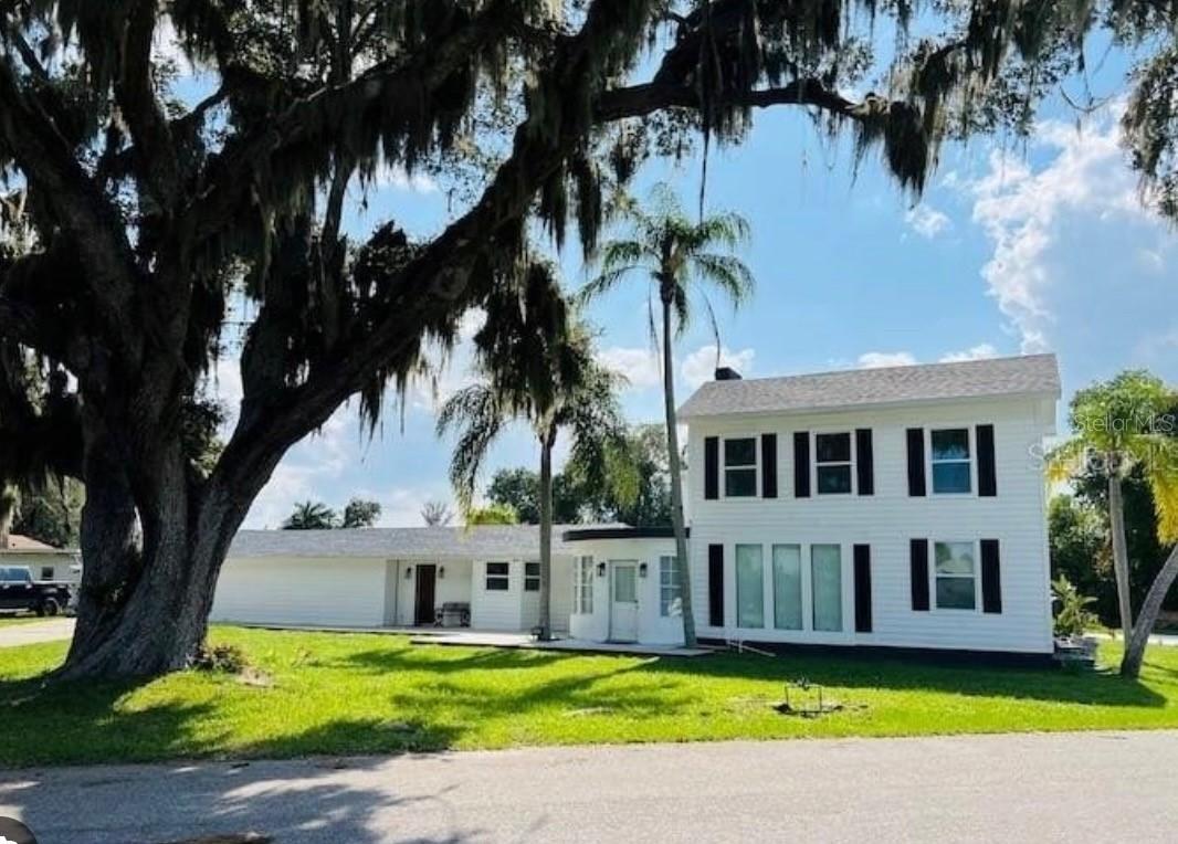 812 Tropical Dr., Bradenton, FL 34208