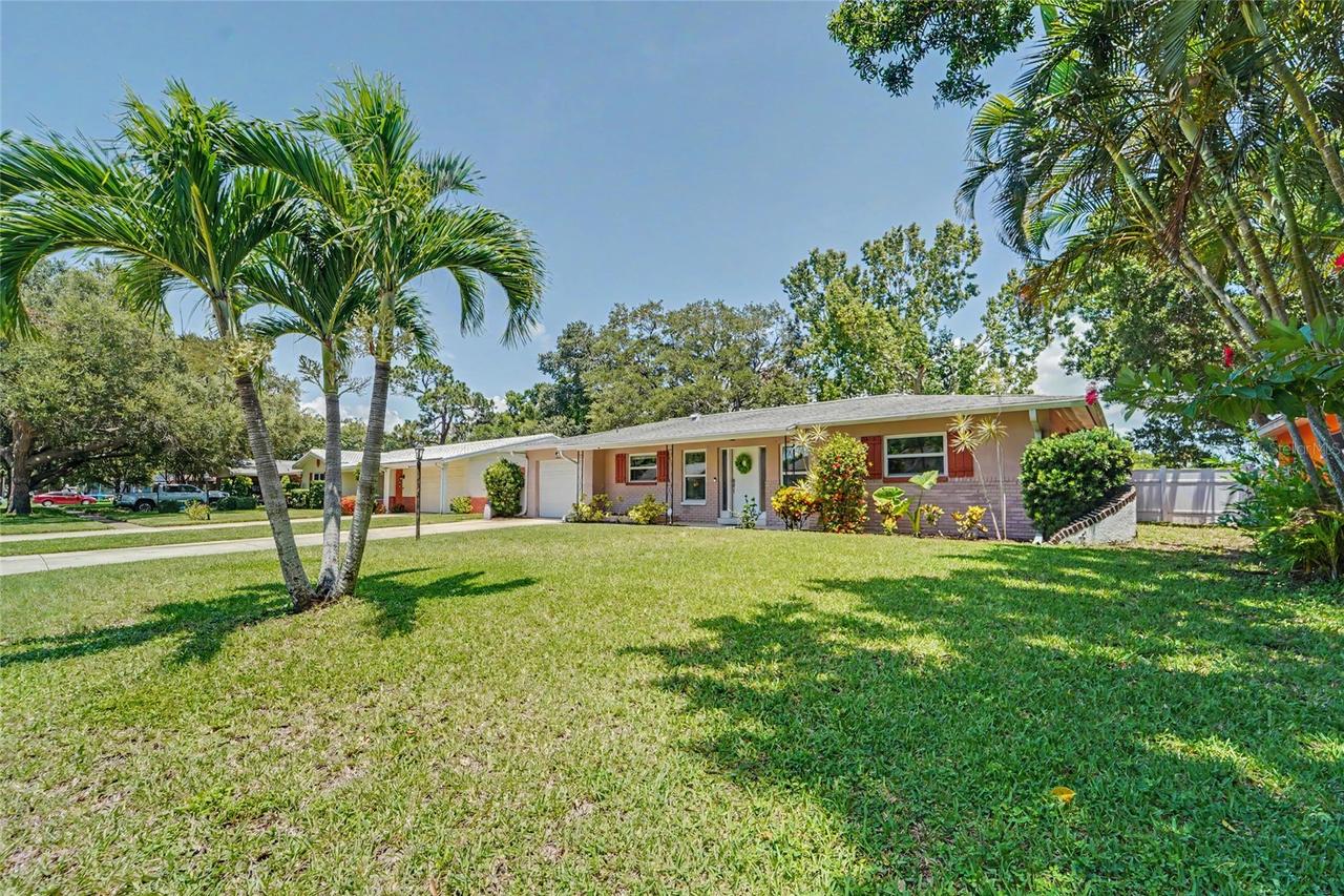 8879 Lakewood Dr., Seminole, FL 33772