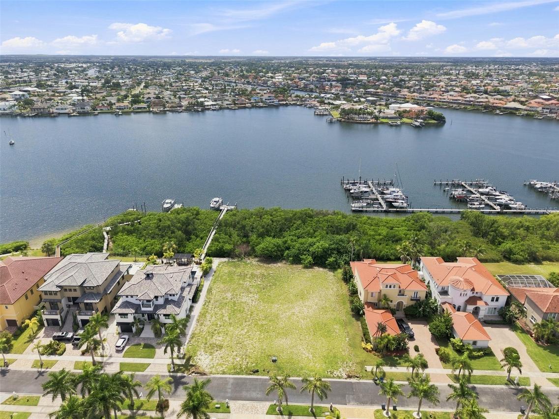 6111 Lagomar Ln., Apollo Beach, FL 33572