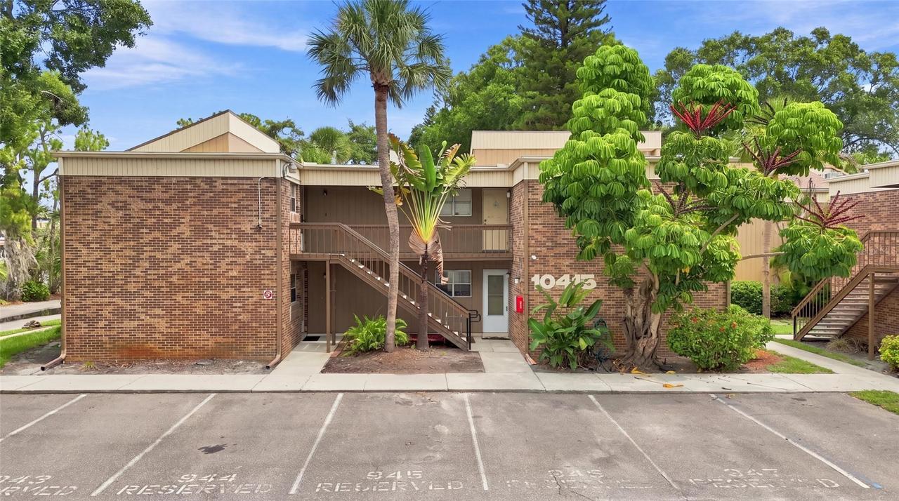 10415 Carrollbrook Cir. #207, Tampa, FL 33618