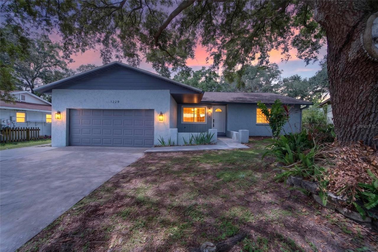 1229 Oak Valley Dr., Seffner, FL 33584