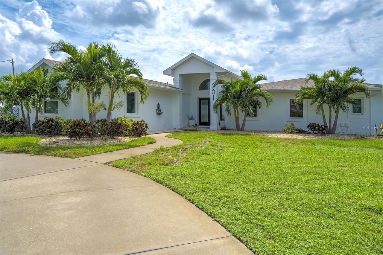 201 Driftwood Ln., Largo, FL 33770