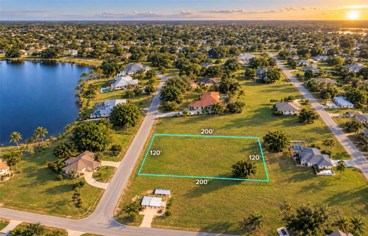 417 Lexington Dr., Sebring, FL 33876