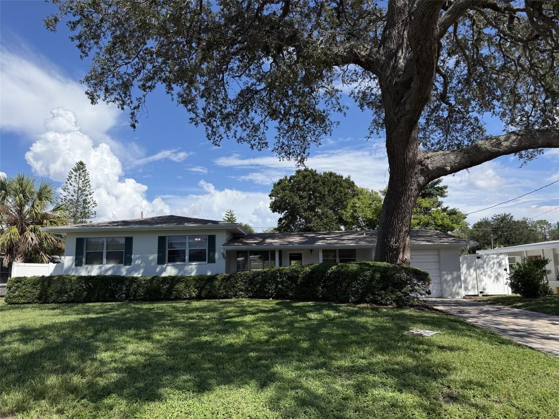 331 Shirley Ave., Belleair, FL 33756