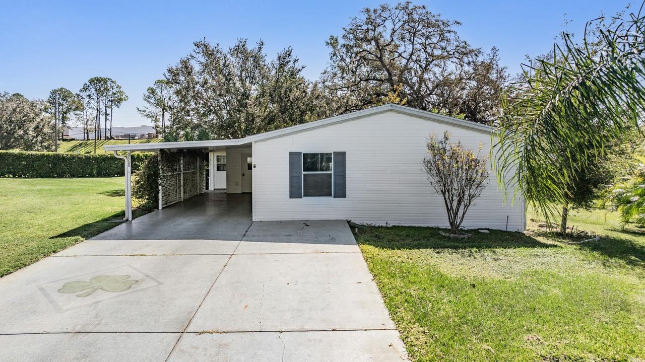 37700 Neukom Ave., Zephyrhills, FL 33541