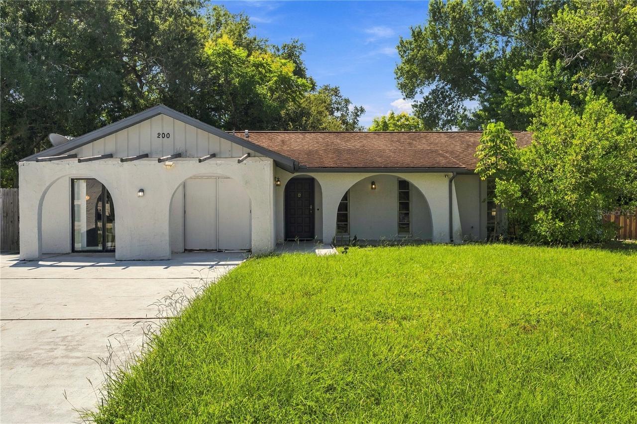 200 Twin Lake Dr., Largo, FL 33770