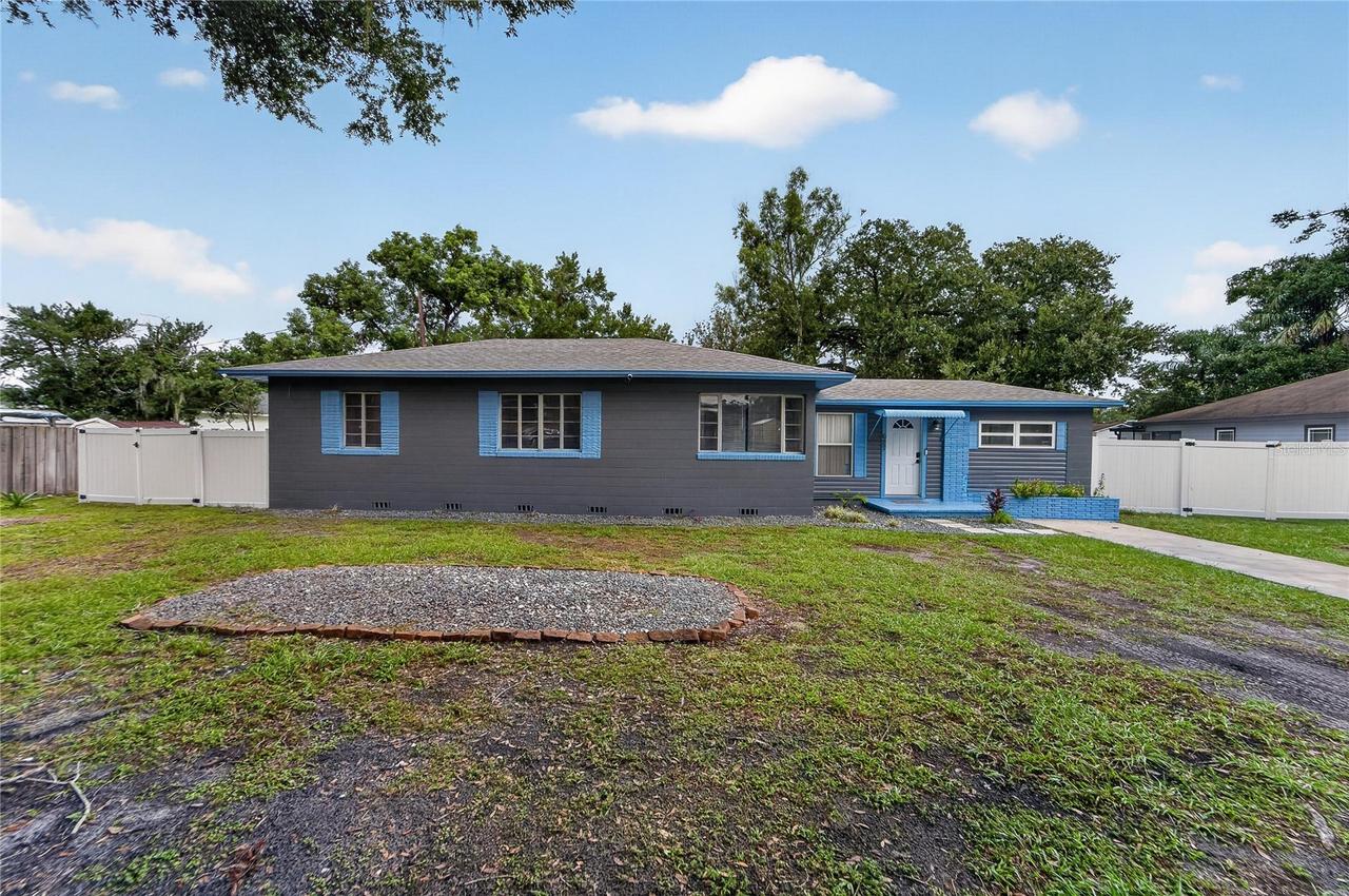 627 Holly Pl., Lakeland, FL 33801