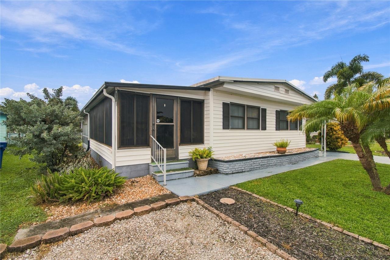 104 52nd Avenue Plz., Bradenton, FL 34203