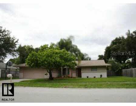 1695 Castlewood Ln., Palm Harbor, FL 34683