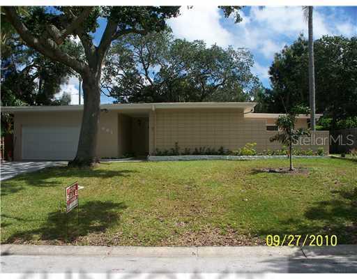 681 Crescent Dr., Largo, FL 33770