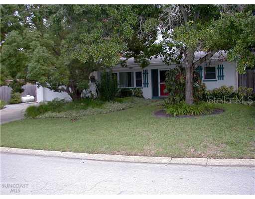 697 Crescent Dr., Largo, FL 33770