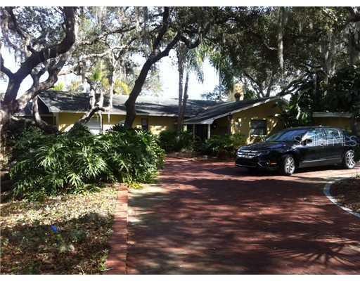 792 Chesapeake Dr., Tarpon Springs, FL 34689